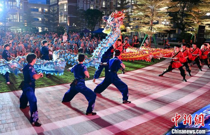 兩岸青少年同臺呈現(xiàn)龍獅表演?！⊥鯑|明 攝