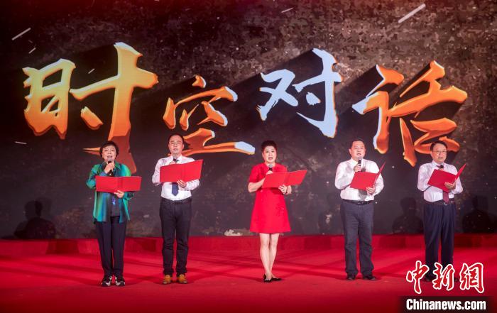 陶侃與陳望道之孫陳曉帆、顏福慶之孫顏志淵、榮毅仁侄女榮智豐深情朗誦《與統(tǒng)戰(zhàn)先輩的時空對話》。　張昊 攝