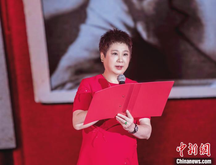 7月16日，榮智豐在2023年上海統(tǒng)戰(zhàn)文化周開幕活動中朗誦《與統(tǒng)戰(zhàn)先輩的時空對話》。　張昊 攝