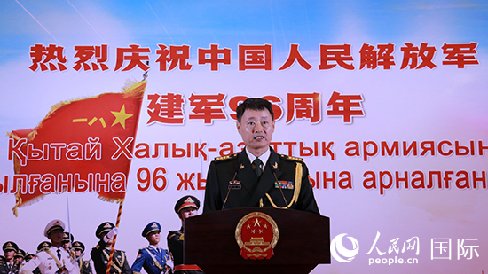 國(guó)防武官胡德君大校發(fā)表致辭。人民網(wǎng)記者 李強(qiáng)攝