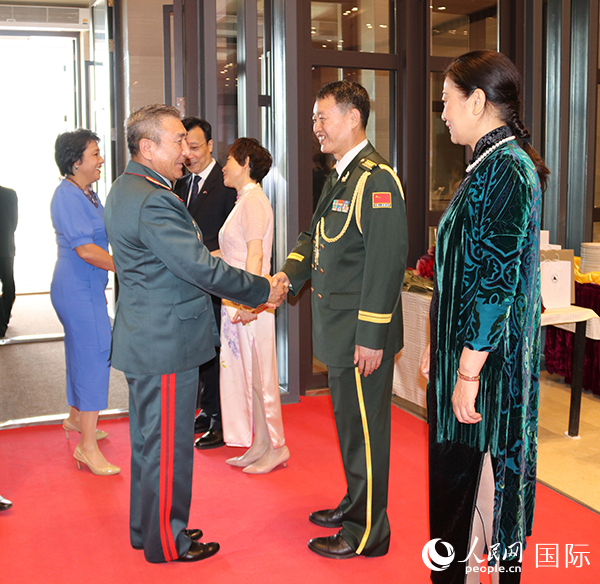 國(guó)防武官胡德君大校迎接賓客。人民網(wǎng)記者李強(qiáng)攝