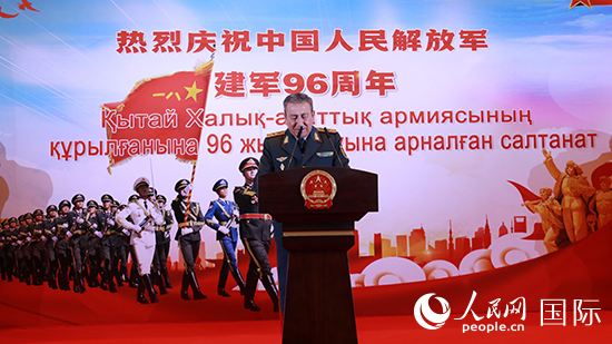 哈國(guó)防部副部長(zhǎng)卡馬列特季諾夫中將發(fā)表致辭。人民網(wǎng)記者 李強(qiáng)攝
