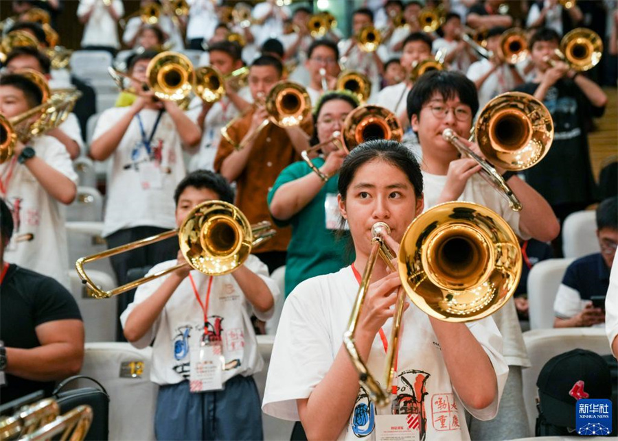 8月1日，在第九屆中國國際低音銅管藝術(shù)節(jié)的一場公益大師課上，低音銅管樂器愛好者在練習(xí)長號。新華社記者 劉潺 攝