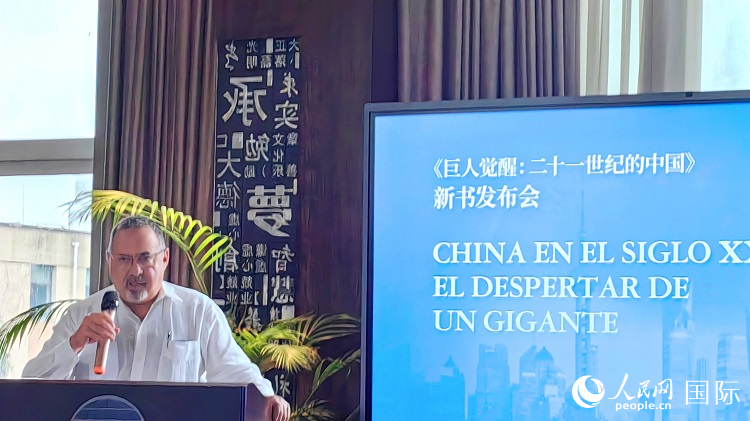 羅德里格斯博士現(xiàn)場介紹著作。吳志華攝
