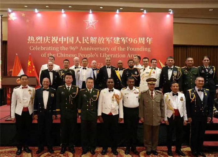 圖為徐勝武官與參加招待會的各國武官、武官處代表合影。中國駐印度尼西亞使館供圖