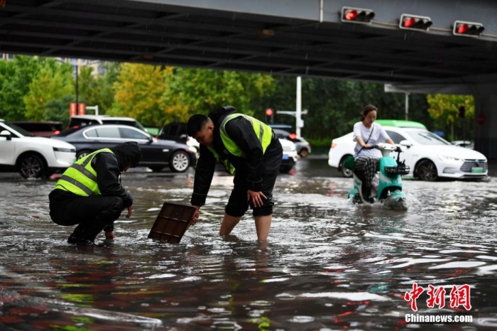 7月30日，河北省持續(xù)發(fā)布暴雨紅色預(yù)警信號(hào)。受今年第5號(hào)臺(tái)風(fēng)“杜蘇芮”殘余環(huán)流影響，7月28日以來(lái)，地處華北地區(qū)的河北省大部出現(xiàn)降雨。30日17時(shí)，該省氣象臺(tái)發(fā)布當(dāng)日第三次暴雨紅色預(yù)警信號(hào)。石家莊市城區(qū)不少區(qū)域積水嚴(yán)重，城管、環(huán)衛(wèi)、園林、市政等部門(mén)緊急出動(dòng)，聯(lián)合疏堵保暢，筑牢防汛安全屏障。圖為石家莊裕華區(qū)城管局防汛隊(duì)員對(duì)沿街收水井進(jìn)行雜物清理，以保證排水暢通。翟羽佳 攝