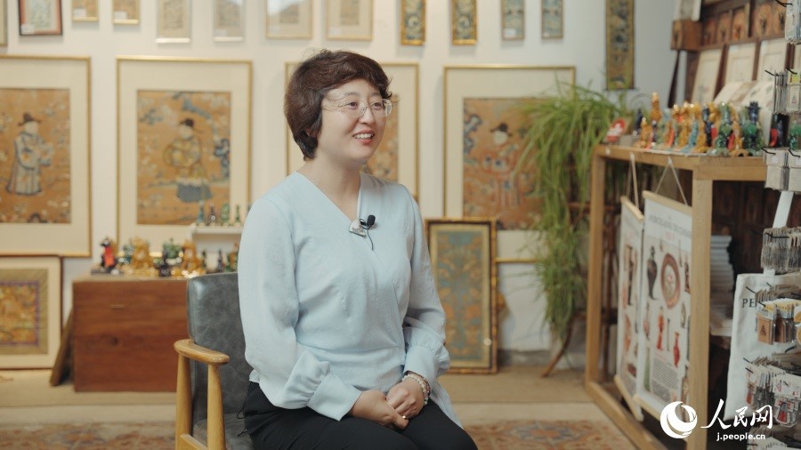 圖為瓷器修復藝術(shù)家王京。人民網(wǎng)記者 張若涵攝