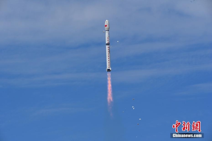 8月3日11時47分，中國在酒泉衛(wèi)星發(fā)射中心用長征四號丙遙四十四運載火箭，成功發(fā)射風云三號06星，衛(wèi)星順利進入預定軌道，任務取得圓滿成功。該衛(wèi)星將接替在軌超期服役的風云三號C星，探測數(shù)據(jù)主要用于天氣預報、大氣化學和氣候變化監(jiān)測業(yè)務及研究。汪江波 攝