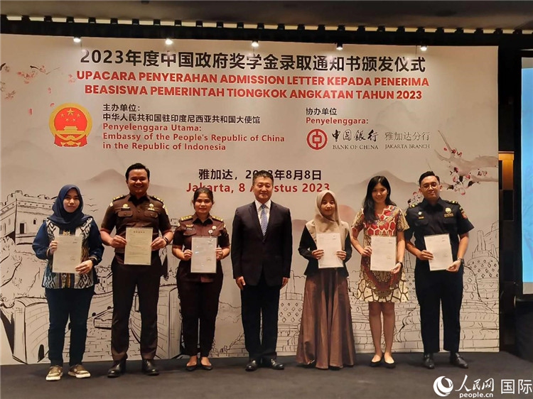 陸慷大使與獲得中國政府獎學金的印尼學子合影。 人民網(wǎng)記者 李培松攝