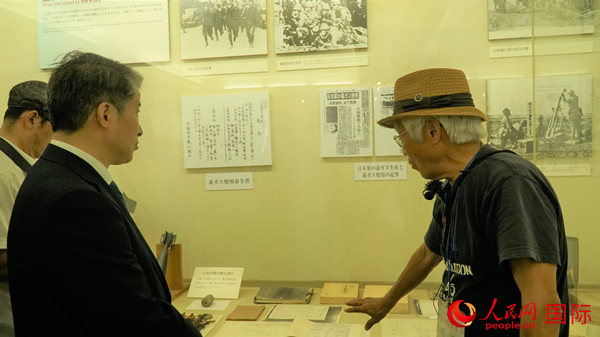 毒氣島歷史研究所事務(wù)局長山內(nèi)正之在毒氣資料館為大家介紹日軍發(fā)動毒氣戰(zhàn)的罪證。人民網(wǎng) 蔣曉辰攝