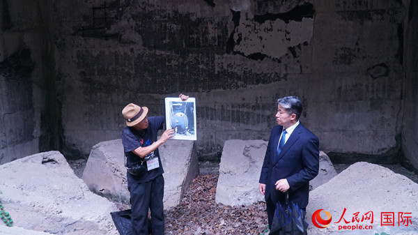 毒氣島歷史研究所事務(wù)局長山內(nèi)正之在毒氣儲存遺址為大家介紹日軍發(fā)動毒氣戰(zhàn)的罪證。人民網(wǎng) 蔣曉辰攝