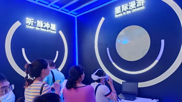 9月2日，貴州展館里觀眾排隊(duì)體驗(yàn)VR。受訪者供圖