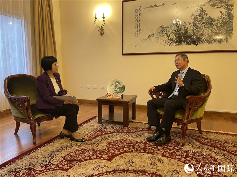 胡長(zhǎng)春大使接受人民網(wǎng)記者唐維紅采訪。人民網(wǎng)記者 趙艷紅攝