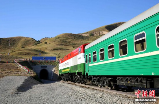 2016年8月24日，塔吉克斯坦“瓦赫達(dá)特-亞灣”鐵路通車(chē)。這是絲綢之路經(jīng)濟(jì)帶框架下首個(gè)開(kāi)工并建成的鐵路項(xiàng)目，具標(biāo)志性意義。圖為火車(chē)進(jìn)入由中鐵十九局集團(tuán)有限公司承建的隧道。文龍杰 攝