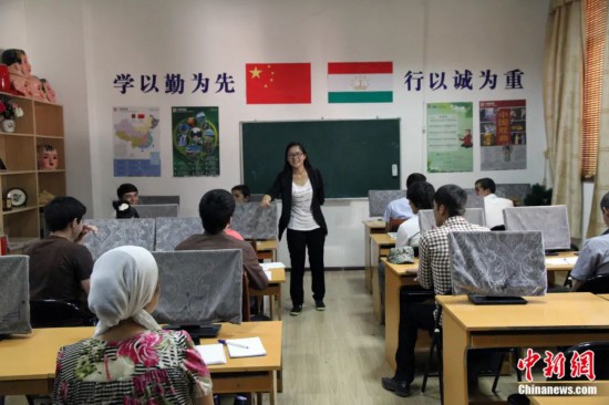 2014年，塔吉克斯坦國(guó)立民族大學(xué)的孔子學(xué)院內(nèi)，教師正在為塔吉克斯坦學(xué)生授課。田冰 攝