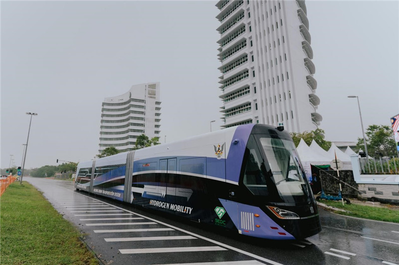 9月6日下午，由中車株洲所自主研發(fā)制造的全球首輛氫能源智軌電車正式亮相馬來西亞砂拉越州古晉市。中車株洲所供圖