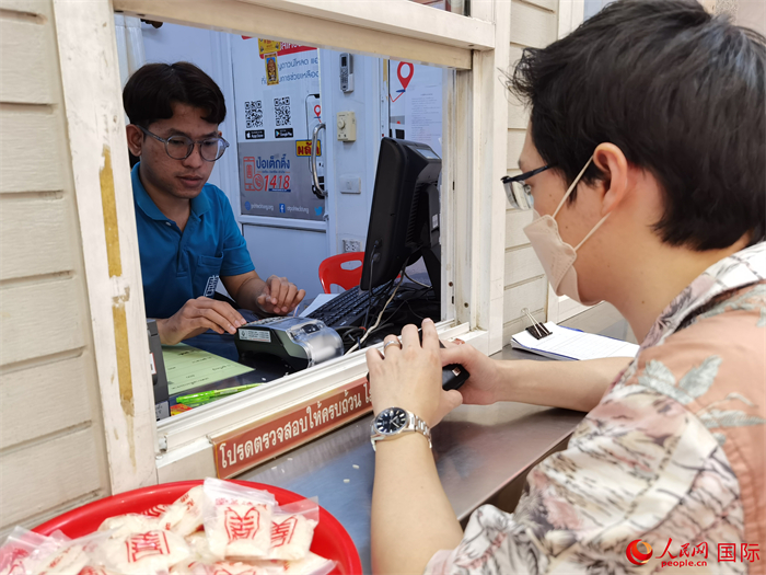 市民在活動(dòng)現(xiàn)場(chǎng)捐贈(zèng)善款。人民網(wǎng)記者 白元琪攝
