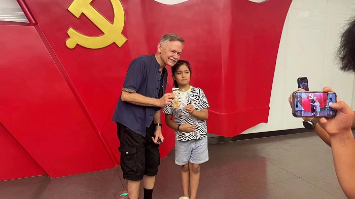 潘維廉和志愿講解員紀(jì)念合影。主辦方供圖