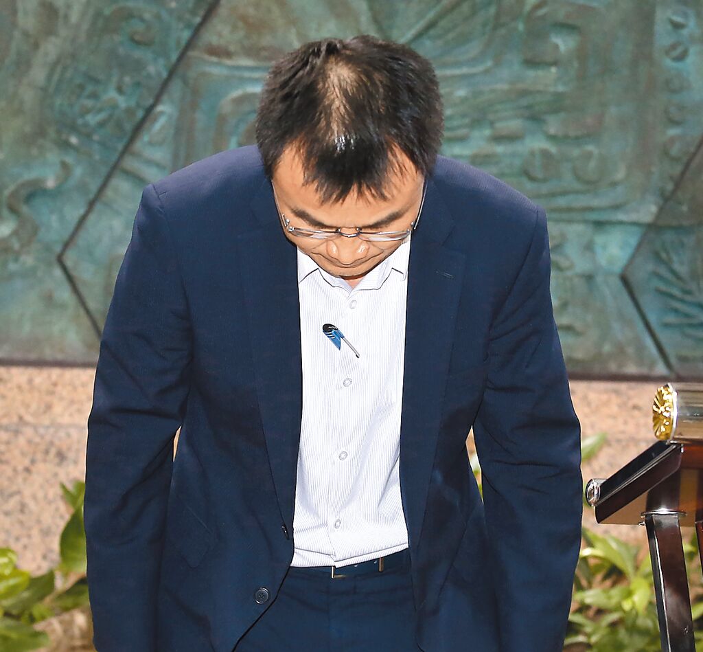 臺(tái)農(nóng)業(yè)部門負(fù)責(zé)人陳吉仲19日傍晚舉行記者會(huì)說(shuō)明項(xiàng)目進(jìn)口雞蛋議題，當(dāng)日晚間8點(diǎn)在臉書上宣布辭職。 圖片來(lái)源：臺(tái)灣“中時(shí)新聞網(wǎng)”