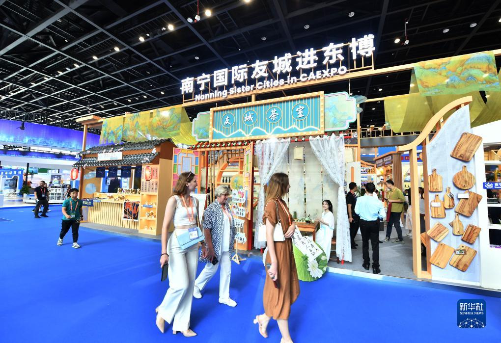 9月17日，在南寧國際會(huì)展中心，觀眾在東博會(huì)“一帶一路”國際展區(qū)參觀。當(dāng)日，第二十屆中國—東盟博覽會(huì)和中國—東盟商務(wù)與投資峰會(huì)開幕式在廣西南寧舉行。新華社記者 黃孝邦 攝