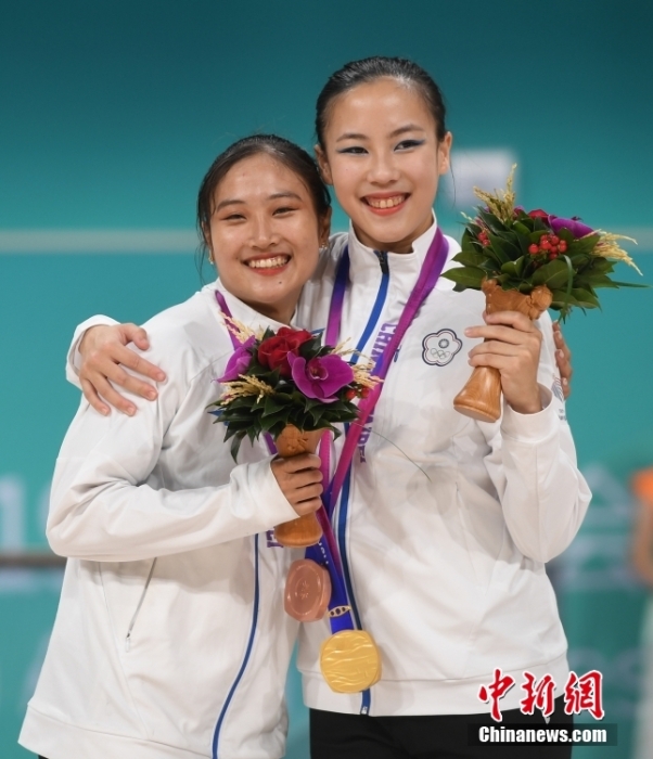 10月7日，杭州第19屆亞運會輪滑項目女子花樣輪滑單人滑長節(jié)目決賽在錢塘輪滑中心舉行。結(jié)合短節(jié)目決賽成績，中國臺北選手洪筱晴(左)以94.38分的總成績奪得女子花樣輪滑單人滑冠軍，中國臺北選手張致如(右)獲得季軍。<a target='_blank' href='/'><p  align=