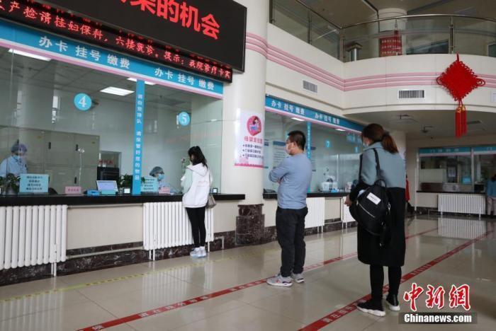 資料圖：市民在醫(yī)院門診大廳間隔排隊(duì)掛號(hào)。<a target='_blank' href='/'><p  align=