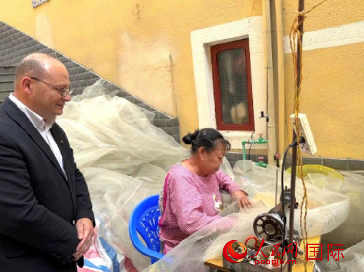 馬耳他瑪格麗特中學(xué)“中國(guó)角”教師馬丁·阿佐帕迪在福建省寧德市下歧村參觀。人民網(wǎng)記者 周雨攝