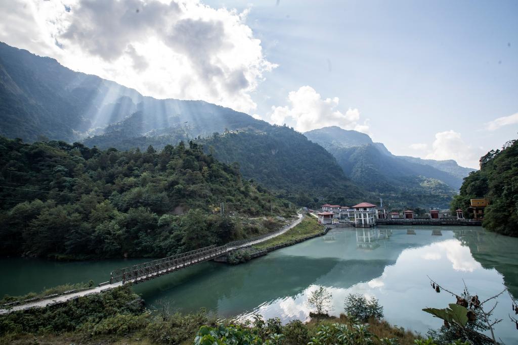 這是2022年11月8日拍攝的尼泊爾上馬相迪A水電站大壩。上馬相迪A水電站位于尼泊爾西部勒姆宗縣，2013年1月開工建設(shè)，2017年1月1日投入商業(yè)運(yùn)營(yíng)。該水電站投入運(yùn)營(yíng)以來(lái)，極大緩解了尼泊爾電力緊缺局面。新華社發(fā)（哈里·馬哈爾詹 攝）