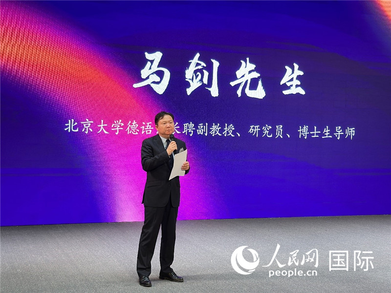 北京大學(xué)德語系長聘副教授馬劍點評學(xué)生表現(xiàn)。（攝影：張麗鷗）