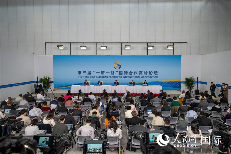10月16日，第三屆“一帶一路”國際合作高峰論壇新聞中心在北京國家會(huì)議中心舉行首場吹風(fēng)會(huì)，邀請自然資源部國際合作司和相關(guān)單位負(fù)責(zé)人介紹有關(guān)情況，并回答記者提問。人民網(wǎng)記者 翁奇羽攝