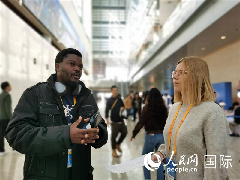 剛果（金）未來集團廣播電視部記者雨果-恩澤扎接受人民網(wǎng)采訪。人民網(wǎng) 孫鴻宇攝