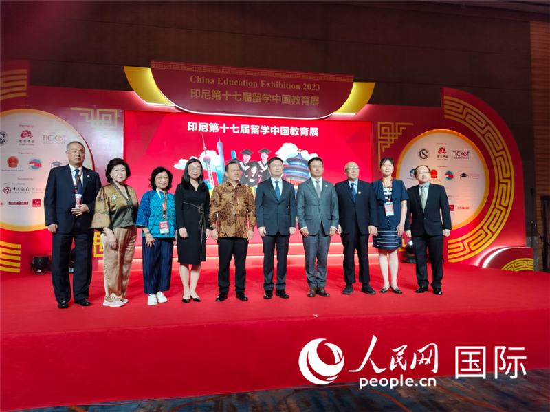 與會(huì)嘉賓合影。人民網(wǎng)記者  李培松攝