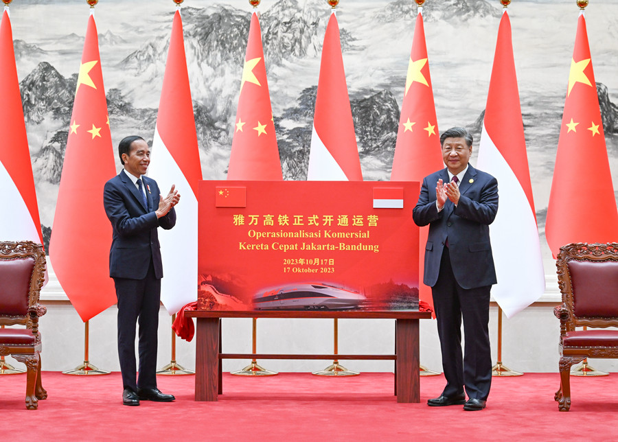 10月17日下午，國家主席習近平在北京人民大會堂同來華出席第三屆“一帶一路”國際合作高峰論壇并進行國事訪問的印度尼西亞總統(tǒng)佐科舉行會談。會談后，兩國元首共同為雅萬高鐵正式開通運營揭幕。