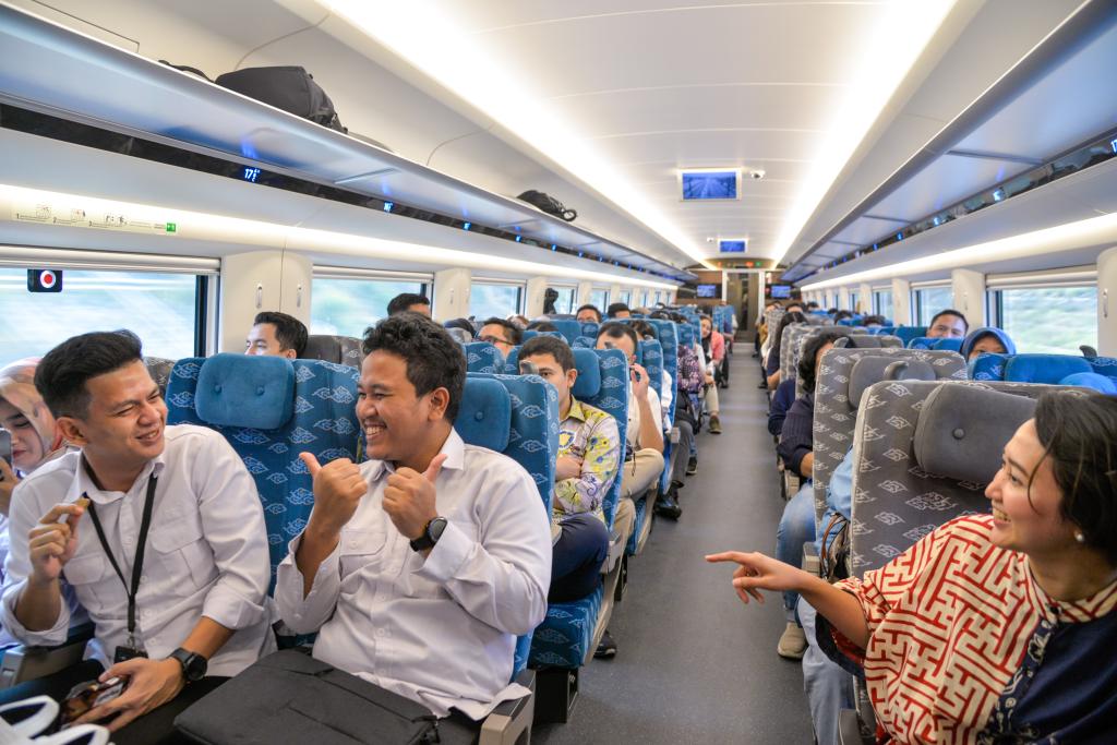 10月17日，乘客在行駛中的雅萬高鐵高速動車組列車車廂內交談。