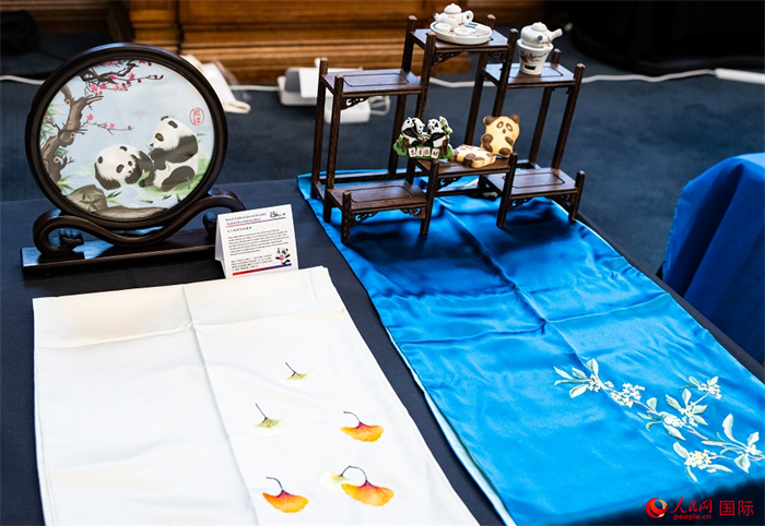 活動現(xiàn)場的現(xiàn)場文創(chuàng)展、互動體驗區(qū)、非遺區(qū)展示。人民網(wǎng) 郭錦標攝