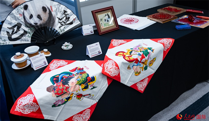 活動現(xiàn)場的現(xiàn)場文創(chuàng)展、互動體驗區(qū)、非遺區(qū)展示。人民網(wǎng) 郭錦標攝