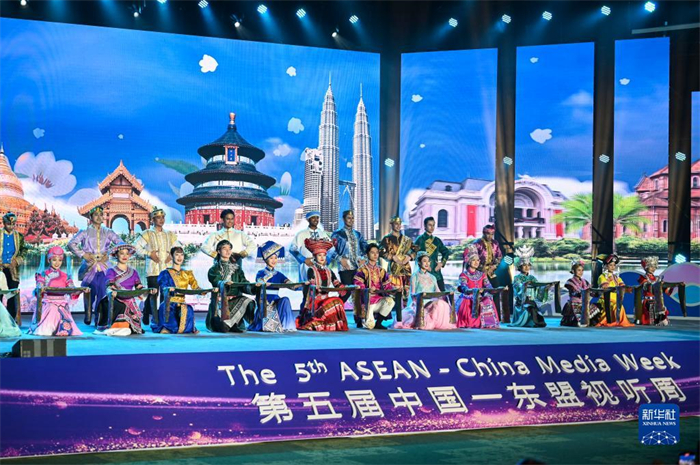 10月21日，在馬來西亞行政首都普特拉賈亞，演員在第五屆中國—東盟視聽周開幕活動(dòng)上表演。新華社記者 程一恒 攝