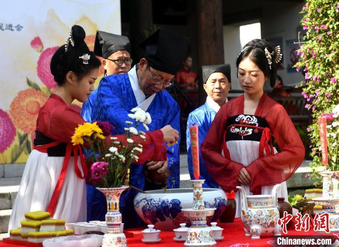 資料圖：圖為傳統(tǒng)重陽祭酒儀式?！蚊?攝