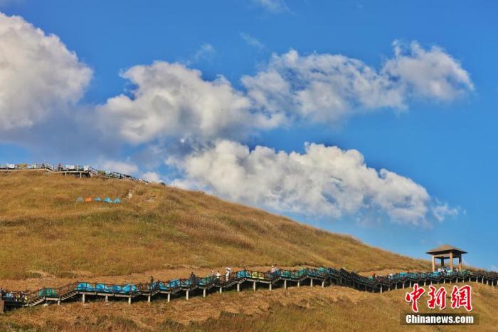資料圖：圖為江西武功山高山草甸旁的登山步道，游客在登山。 劉力鑫 攝