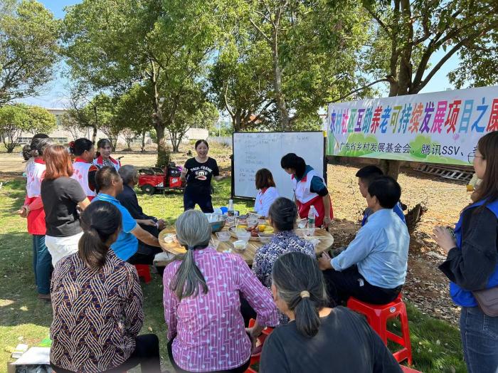 10月23日，廣東韶關(guān)農(nóng)村的互助養(yǎng)老探索，結(jié)合仁化縣董塘鎮(zhèn)新龍村的重陽(yáng)節(jié)活動(dòng)，將村支書、婦女主任、項(xiàng)目管理人員、新龍村助老員、村民志愿者、健康熱心的老人聚集在一起。 受訪者供圖
