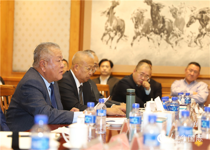 2.2023年10月30日，張義波（左一）會長匯報(bào)商會工作情況。人民網(wǎng)記者 霍文攝