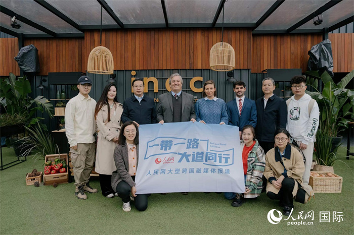 在烏拉圭第118屆普拉多牧農(nóng)業(yè)國際博覽會上，烏拉圭國家肉類協(xié)會主席與人民網(wǎng)記者合影。人民網(wǎng)記者 張若涵攝