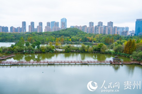 秋日時節(jié)，觀山湖公園景色美不勝收。人民網(wǎng) 陽茜攝