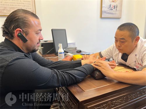   （外媒記者走進(jìn)中醫(yī)堂，問診中醫(yī)名師。中國經(jīng)濟(jì)周刊記者 郭志強(qiáng)攝）