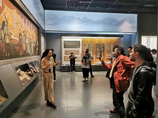  2023“一帶一路”媒體合作論壇聯(lián)合采訪團(tuán)參觀中國藥都中醫(yī)藥博物館。（本報(bào)記者 黃超攝）