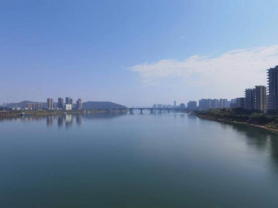 　　10月24日，在清水塘大橋景觀通道上拍攝的湘江景色。本報(bào)記者 常雯宜攝