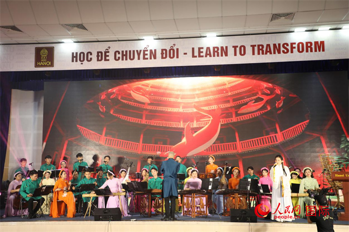 越南新活力民族樂(lè)團(tuán)的藝術(shù)家在進(jìn)行演奏。人民網(wǎng)記者楊曄攝