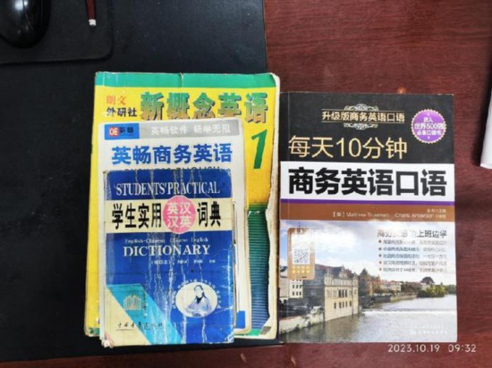   胡振興學(xué)習(xí)英語(yǔ)所用的資料。（圖片由受訪者提供）