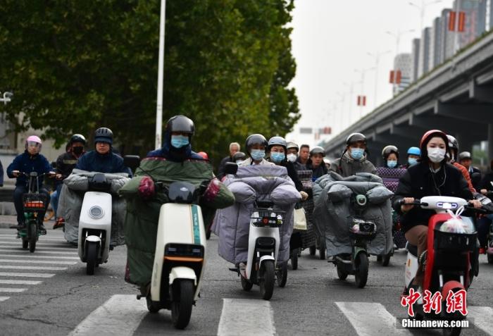 11月3日，河北石家莊迎降溫天氣，市民“捂”裝出行。 <a target='_blank' href='/'><p  align=
