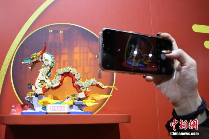 第六屆中國(guó)國(guó)際進(jìn)口博覽會(huì)舉行，消費(fèi)品展區(qū)展出以生肖龍為題材的中國(guó)元素產(chǎn)品。<a target='_blank' href='/'><p  align=